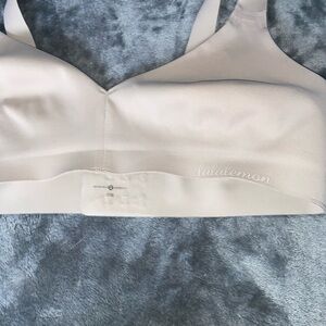 Lululemon 32B Cream Like Nothing !Bra excellent condition